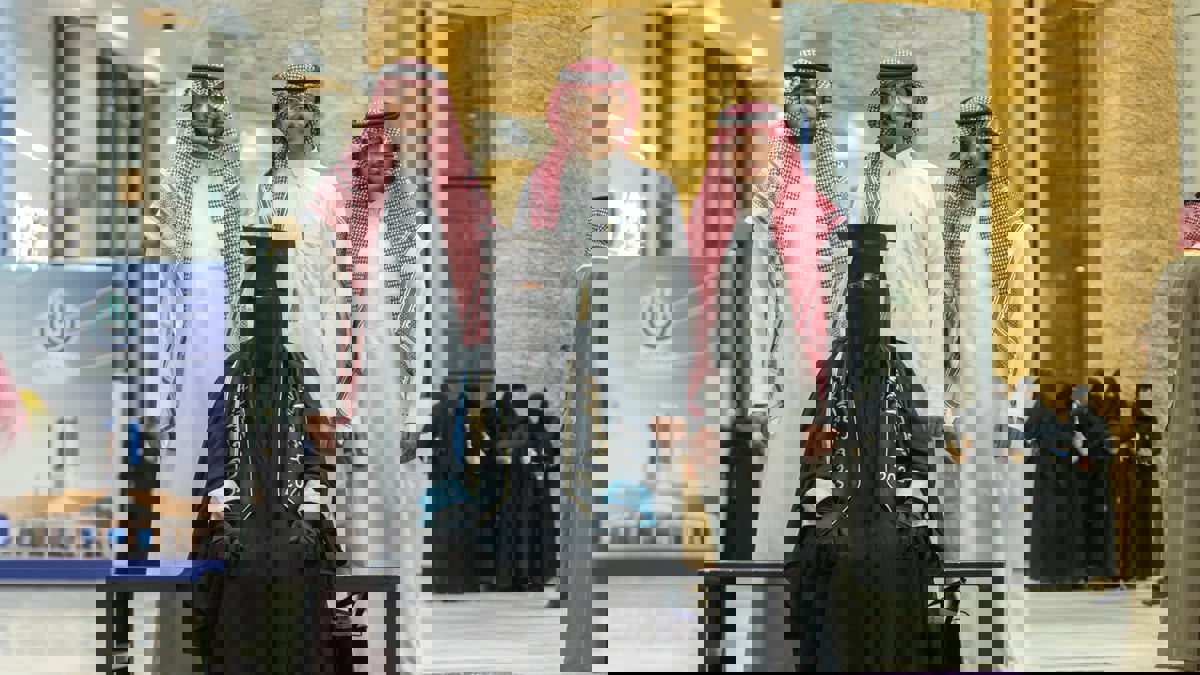 السعودية هدى العبيداء تخطف الأضواء بتخرجها الجامعي في عمر 62 عامًا (فيديو)