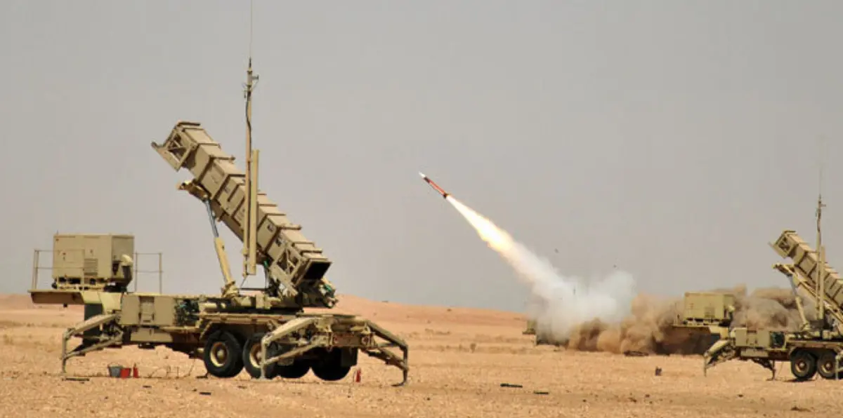 بالفيديو.. لحظة تدمير الدفاعات السعودية صاروخًا حوثيًا في سماء جازان