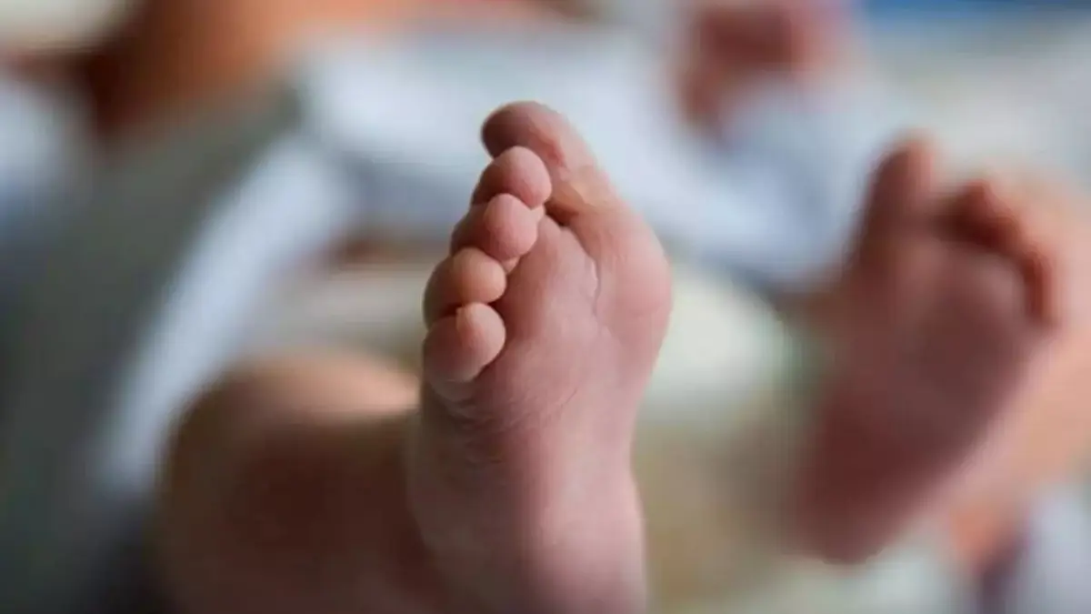 فيديو مؤثر للحظة العثور على رضيع حي في حاوية قمامة بالسعودية‎