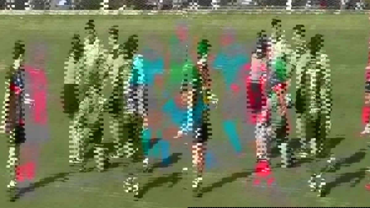 أدخلها المستشفى.. لاعب أرجنتيني يعتدي بوحشية على حكمة أشهرت له بطاقة حمراء (فيديو)