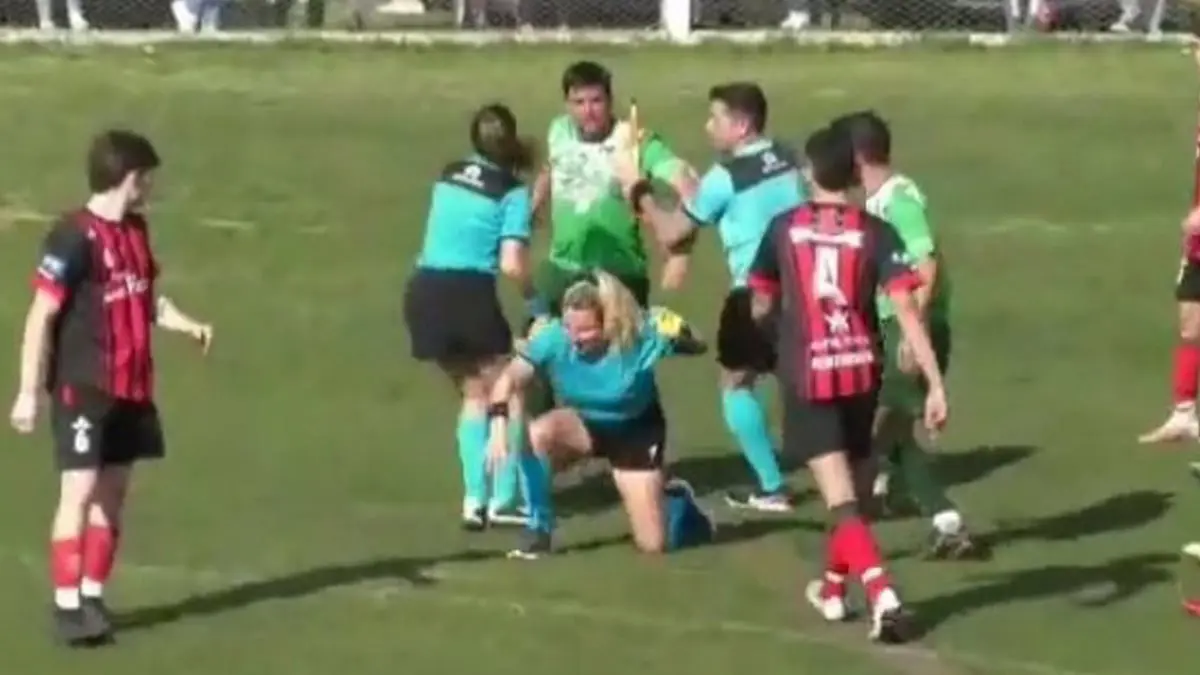 أدخلها المستشفى.. لاعب أرجنتيني يعتدي بوحشية على حكمة أشهرت له بطاقة حمراء (فيديو)