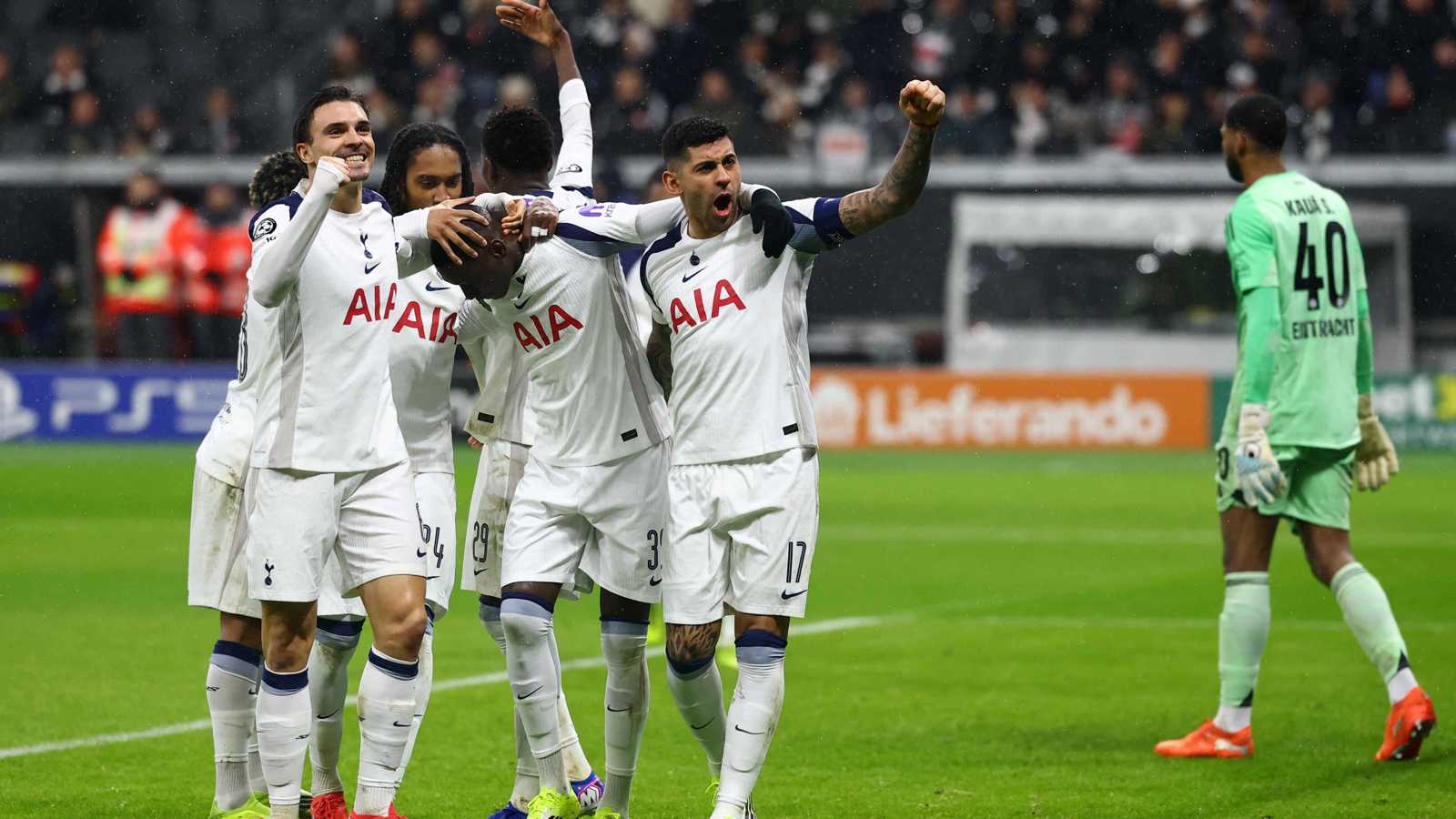 لوقف أزمة خط الدفاع.. ريال مدريد يفاوض نجم توتنهام 