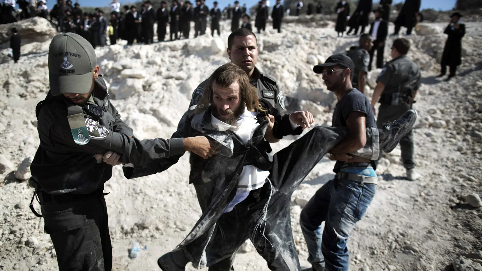 "نموت ولا نتجند".. أزمة جديدة لنتنياهو بعد رقصة وزير من الحريديم (فيديو)