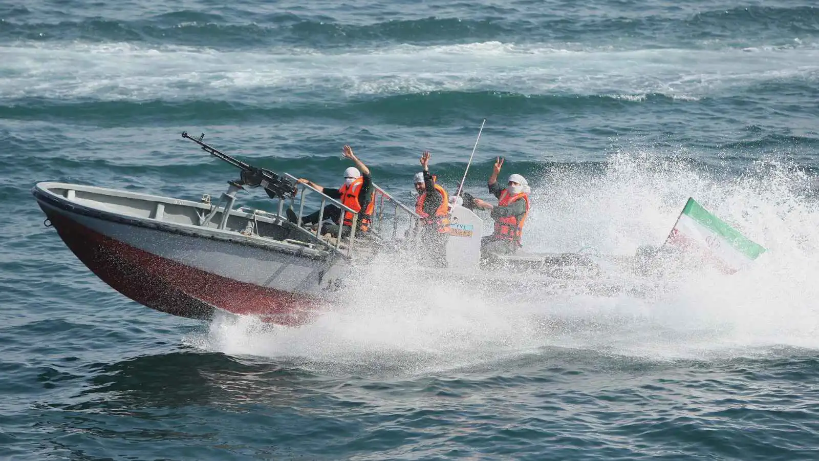 "البعوض" الإيراني.. زوارق تعيث خراباً وتدميراً في مضيق هرمز