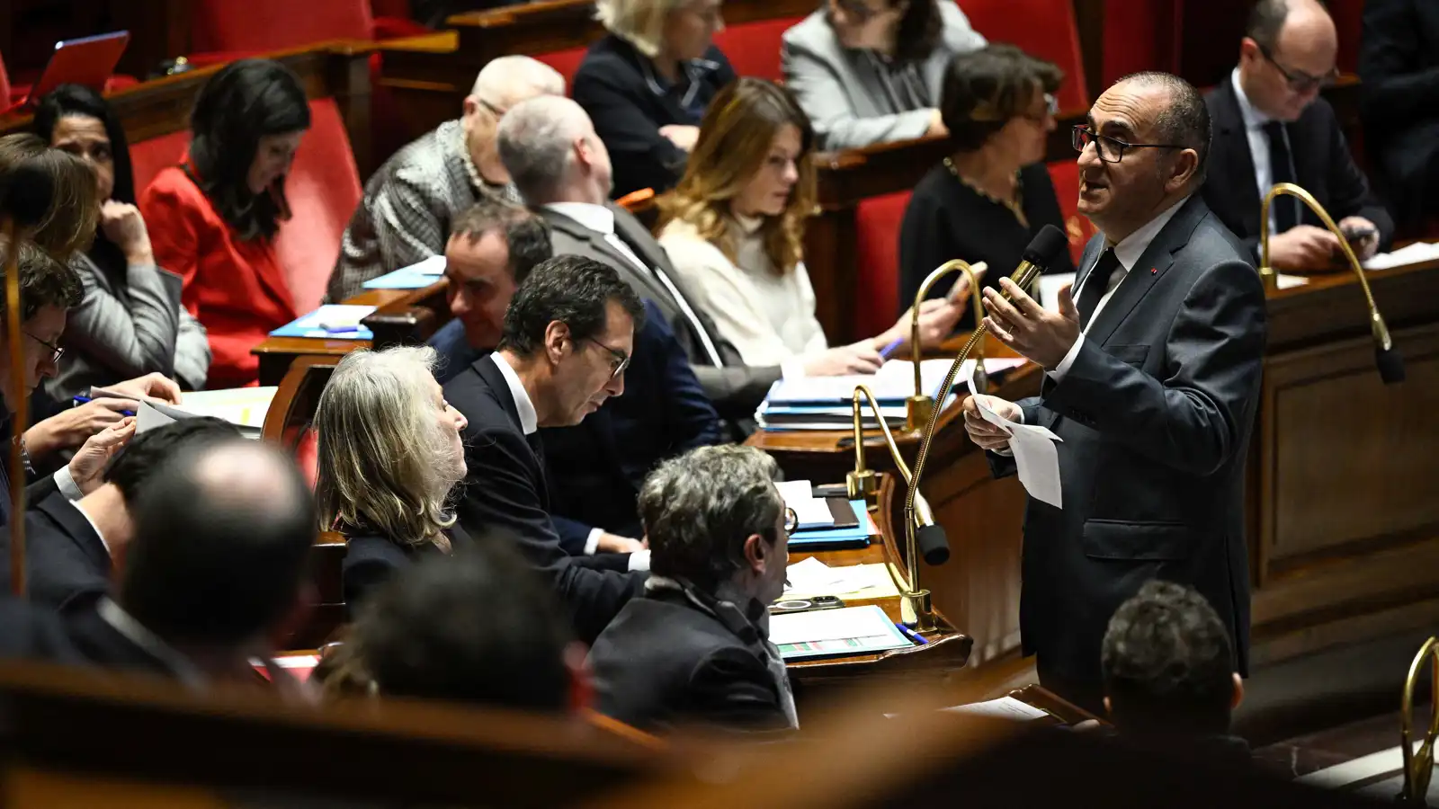 اليمين ينتصر واليسار يُتَّهم بـ"التواطؤ".. معركة "الإخوان" تُشعل فرنسا