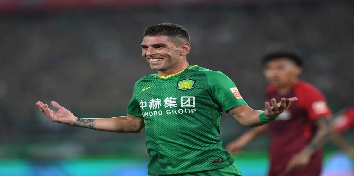 صحيفة إسبانية: نادي الهلال السعودي يفاوض غوناثان سوريانو مهاجم بكين غوان الصيني