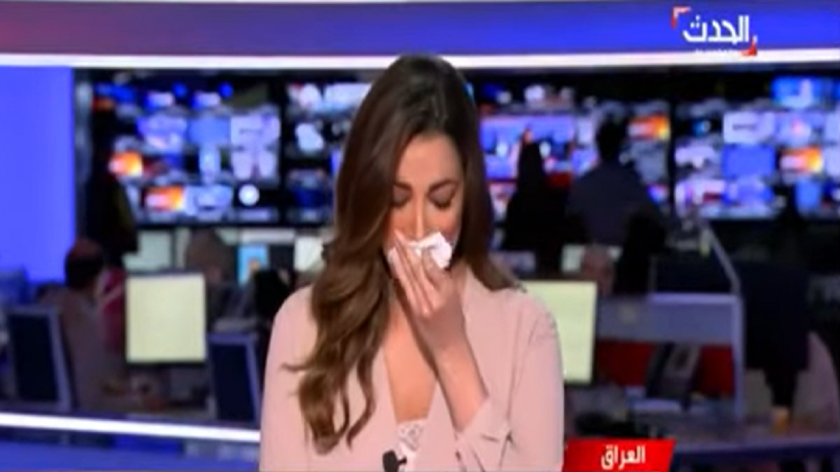 انهيار مذيعة "العربية" لحظة إذاعة خبر وفاة زميلتها نجوى قاسم (فيديو)