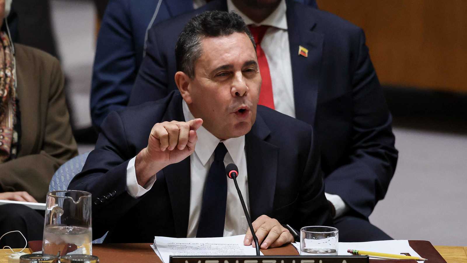 مندوب فنزويلا لدى الأمم المتحدة يطالب "بالإفراج الفوري" عن مادورو وزوجته