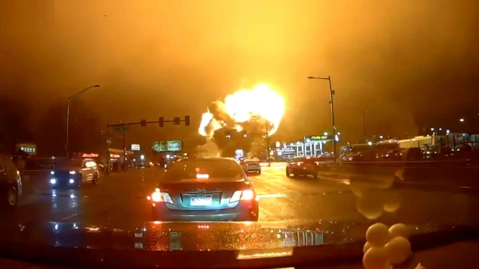 "كرة من نار".. شهادات مرعبة حول كارثة طائرة فيلادلفيا (فيديو)