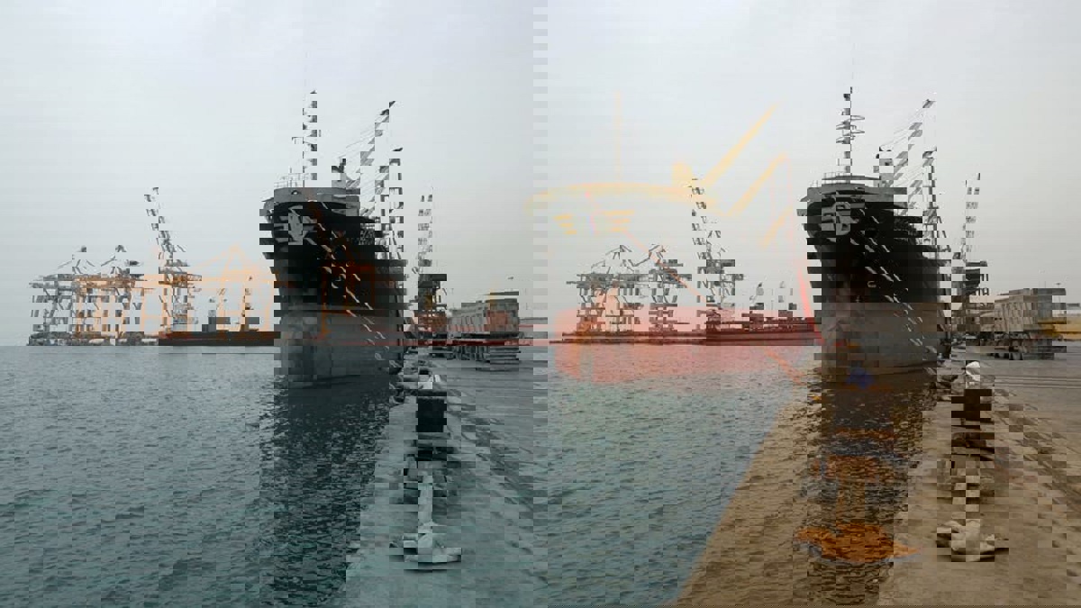 الحكومة اليمنية توافق على دخول 10 سفن محملة بالوقود إلى ميناء الحديدة