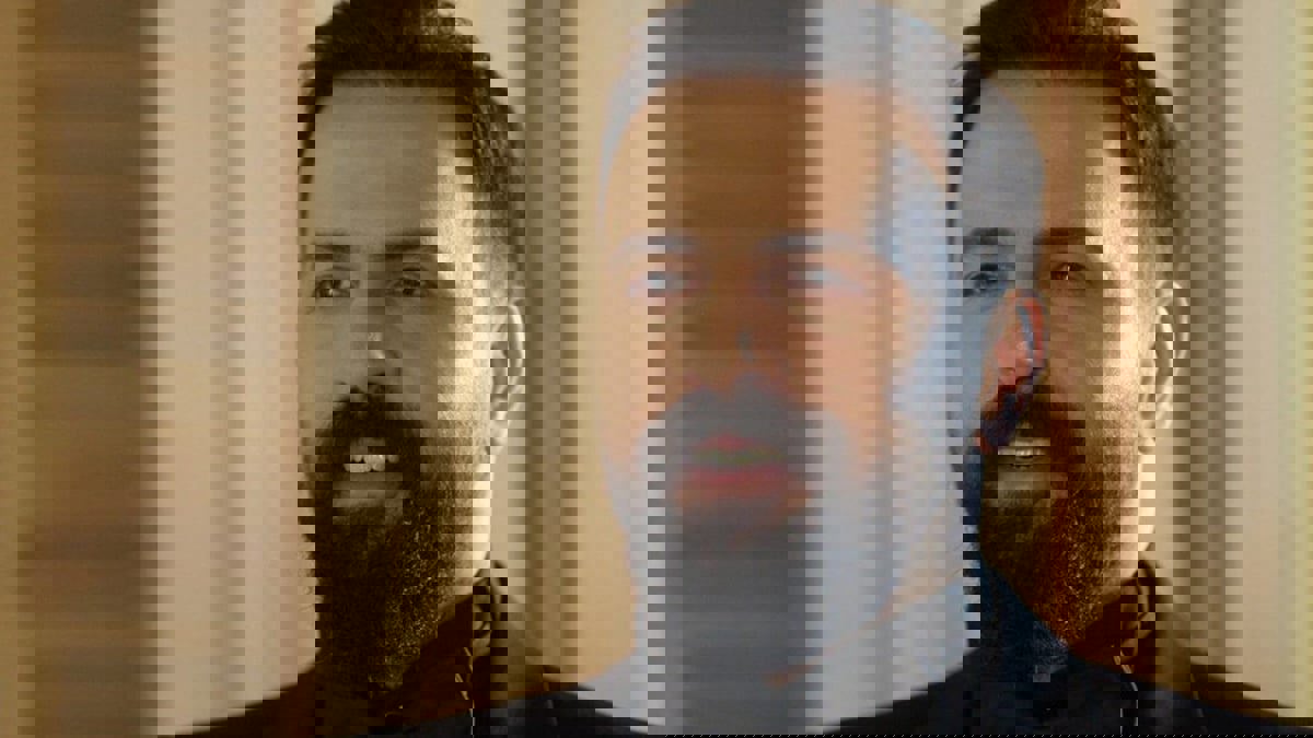 تيم حسن يواجه انتقادات بعد تهنئته جوني ديب