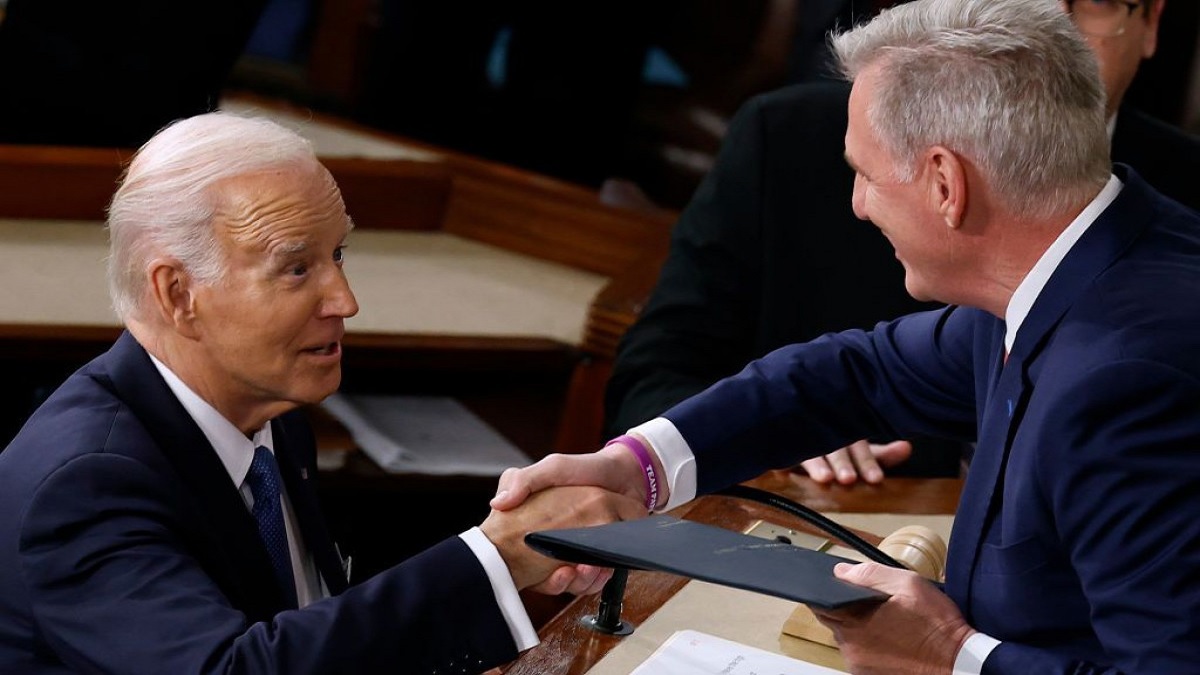  بايدن ومكارثي يقتربان من اتفاق على زيادة الديون وكبح الإنفاق