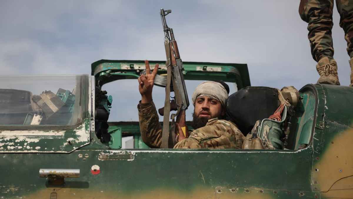 "الغارديان": محدودية رد فعل روسيا وإيران ستمكّن المعارضة من دمشق