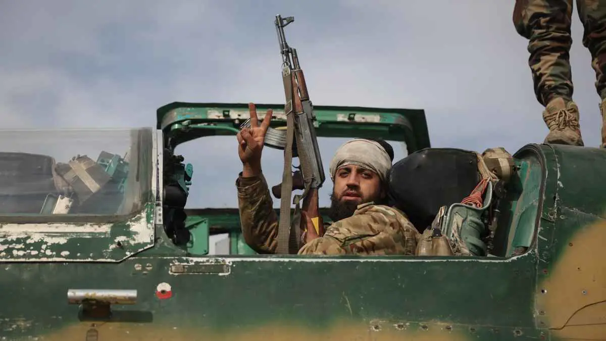 "الغارديان": محدودية رد فعل روسيا وإيران ستمكّن المعارضة من دمشق