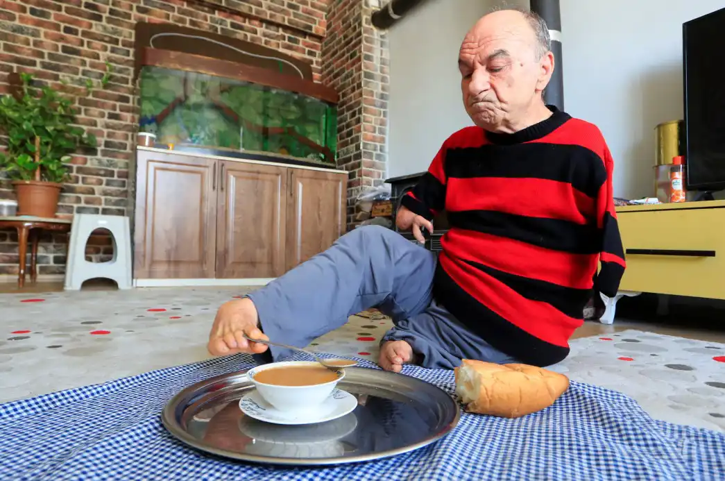 التركي تيميل يتناول الطعام