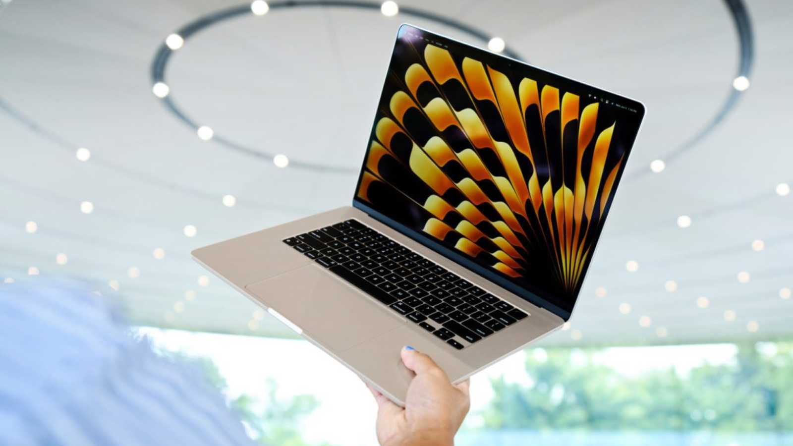 شركة أبل تستعد لإطلاق 3 أجهزة ماك بوك جديدة مطلع 2026