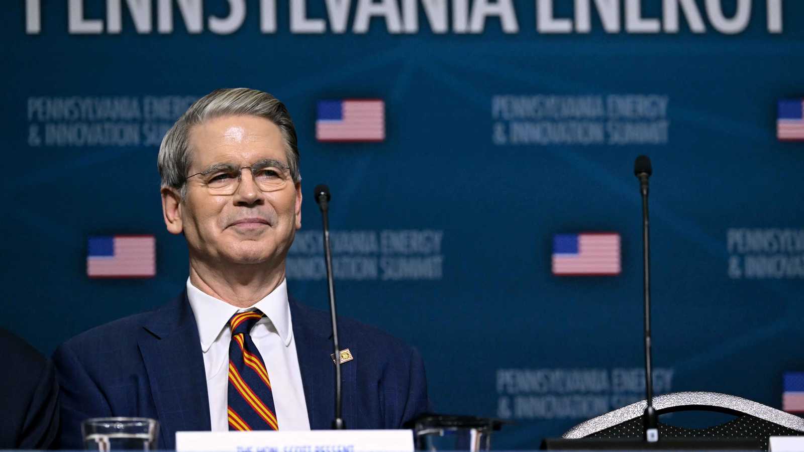 بيسنت: لدينا خطة بديلة إذا رفضت المحكمة العليا تأييد الرسوم الجمركية