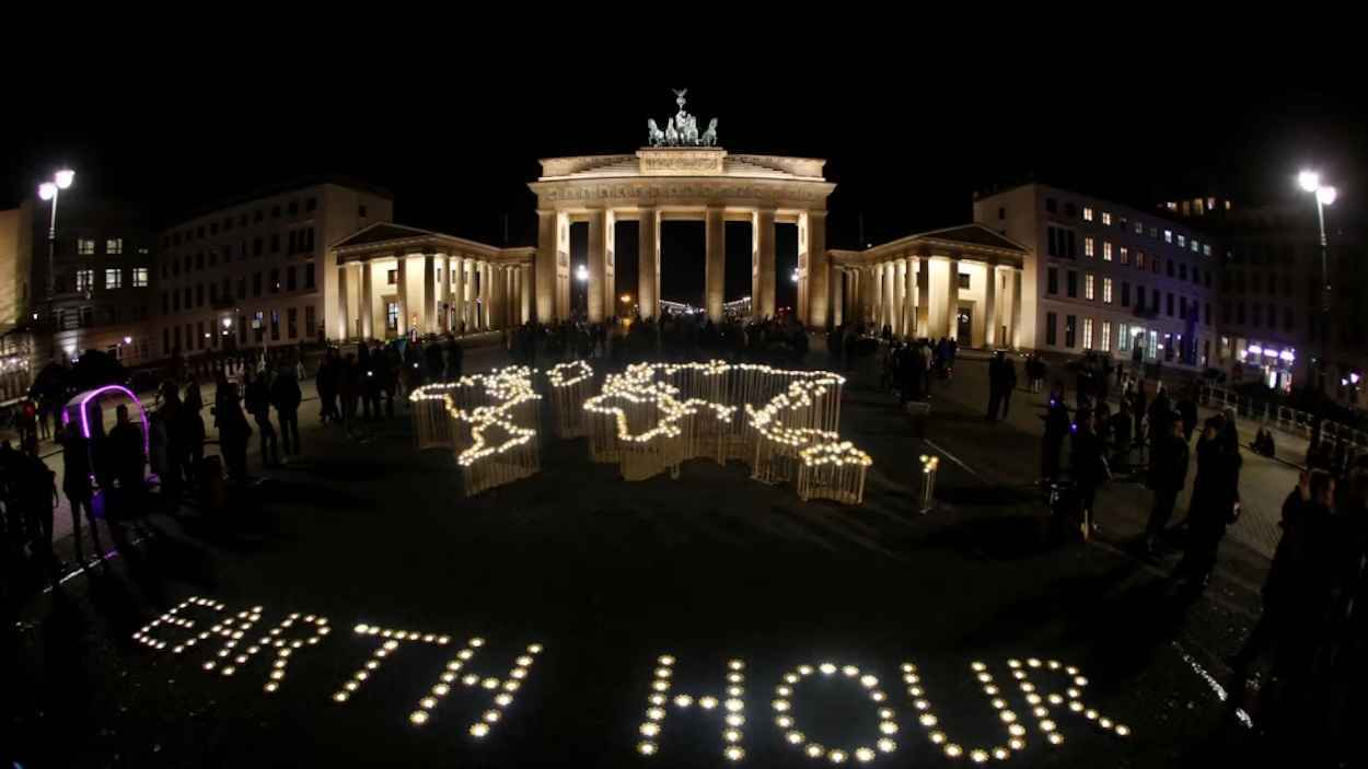 العالم يُطفئ أنواره الليلة.. ساعة الأرض تدق جرس "المناخ"