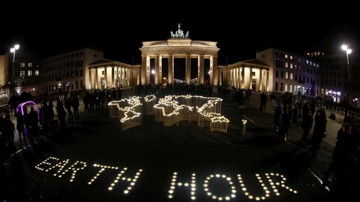 العالم يُطفئ أنواره الليلة.. ساعة الأرض تدق جرس "المناخ"