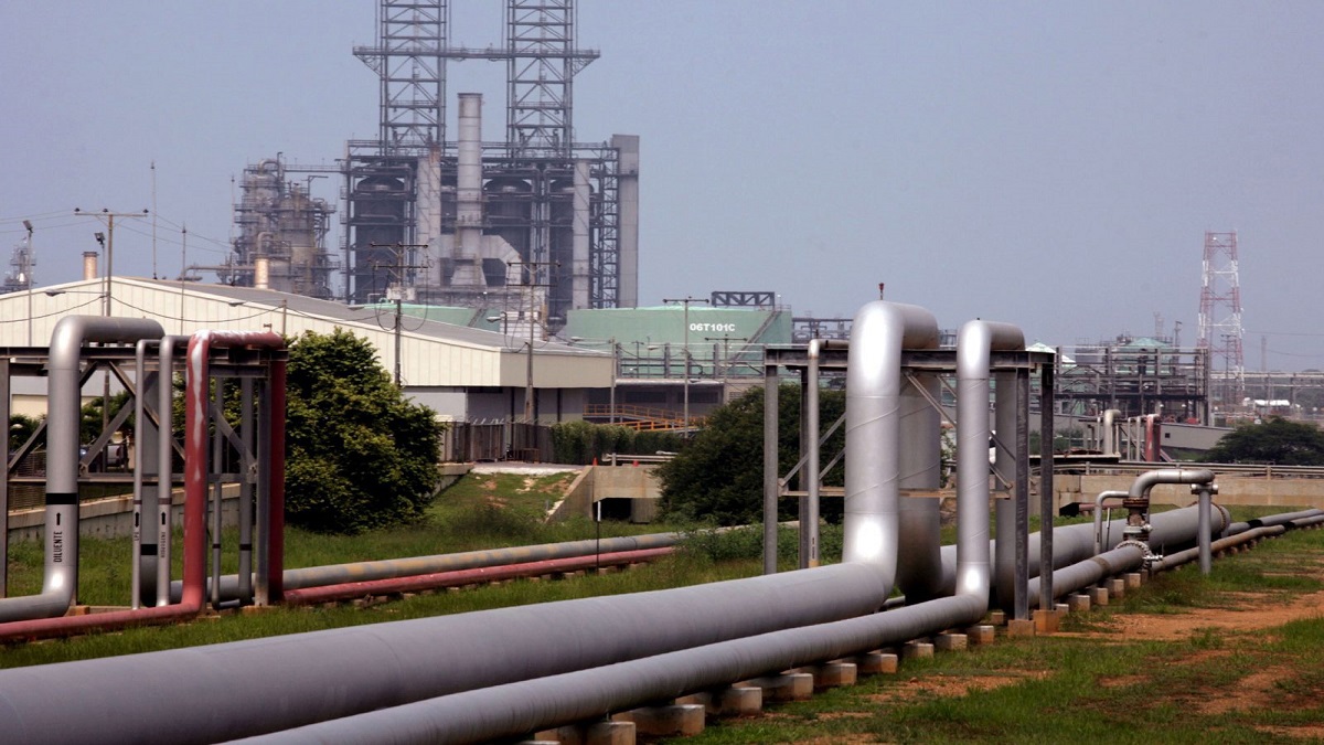 أسعار النفط تهبط في ظل الضبابية حيال التعافي العالمي من كورونا