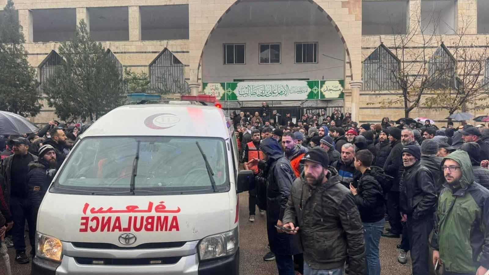 بمراسم رسمية وشعبية.. تشييع ضحايا تفجير المسجد في حمص (فيديو)