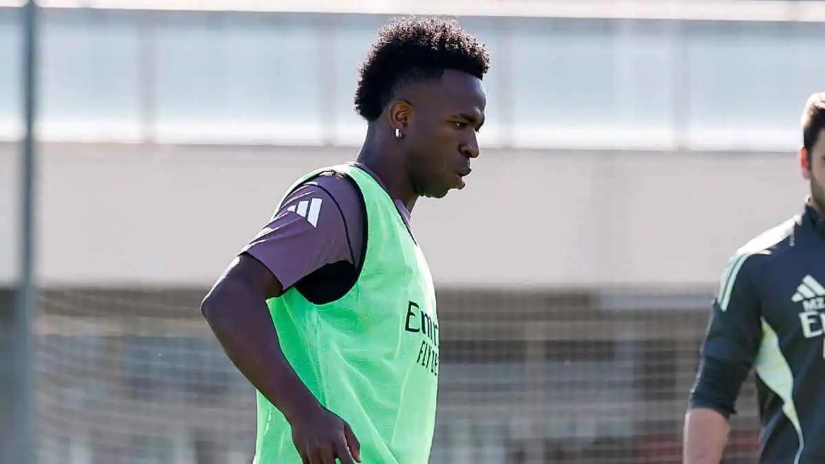 نادرة وبسعر خرافي.. فينيسيوس يلفت الأنظار بساعته الجديدة (صور)