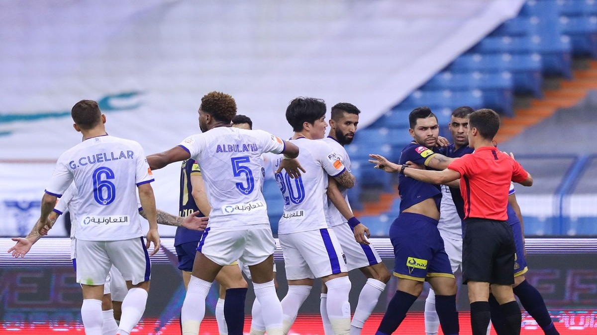 حالات تحكيمية تثير الجدل في مباراة النصر والهلال (فيديو)