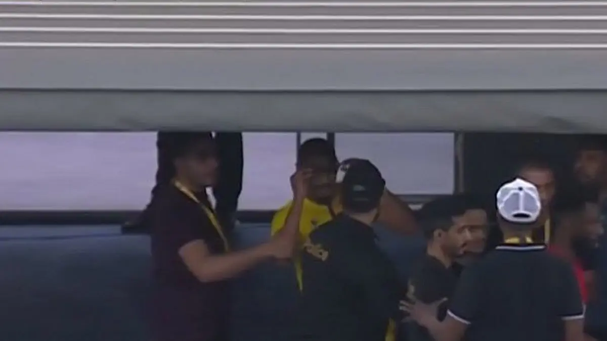 ياسين حمزة يثير الجدل بارتداء نظارة بعد طرده في مباراة الأهلي والعين (فيديو)