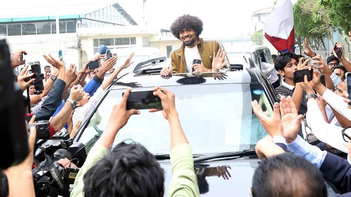 سيمثل منتخب بنغلادش.. الآلاف يستقبلون نجم الدوري الإنجليزي في الشوارع (فيديو)