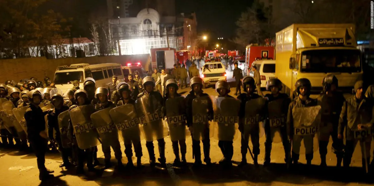 الاحتجاجات تعم طهران بعد مقتل متظاهر والسلطات تحجب الإنترنت (صور)