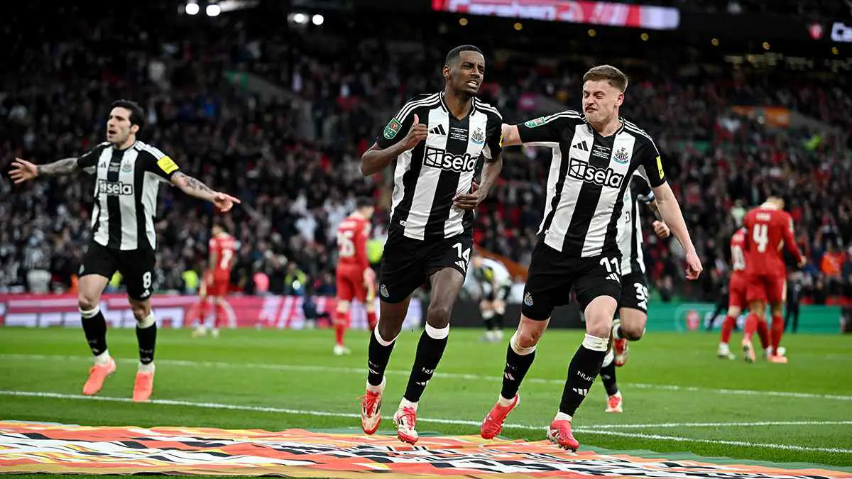 نيوكاسل يعمّق جراح ليفربول ويقتنص كأس الرابطة الإنجليزية (فيديو)