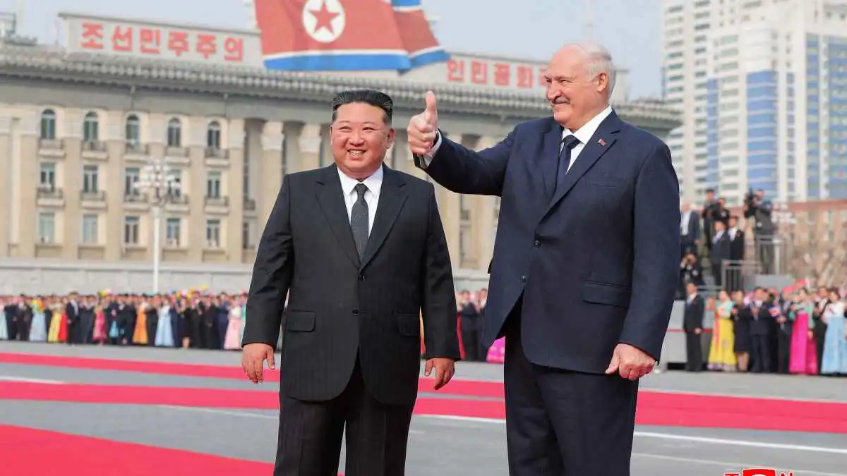 لوكاشينكو يهدي كيم "سلاحاً" في أول زيارة لكوريا الشمالية (فيديو)