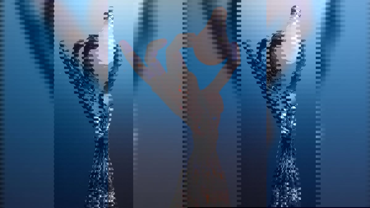 إصبع آلي يلتقط الأدوات من بين الحواجز بإحكام