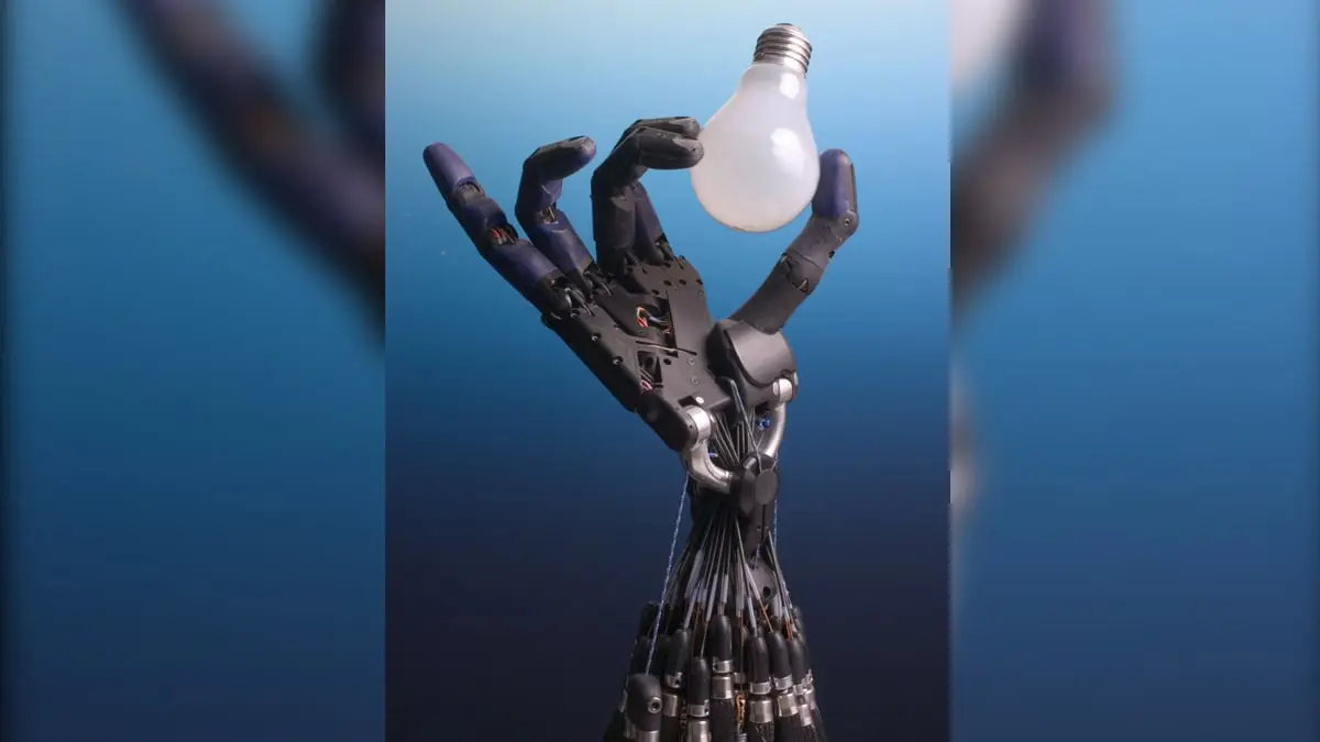 إصبع آلي يلتقط الأدوات من بين الحواجز بإحكام