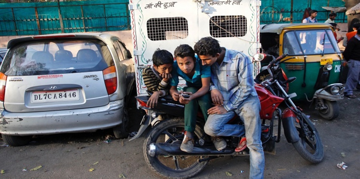 تَوفّر الإنترنت المجاني في الهند.. فأقبل الرجال والنساء على المواقع الإباحية