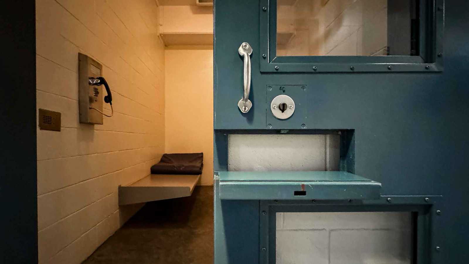 بعد يوم من إدانته.. انتحار قاتل زوجته خنقًا خلال شجار