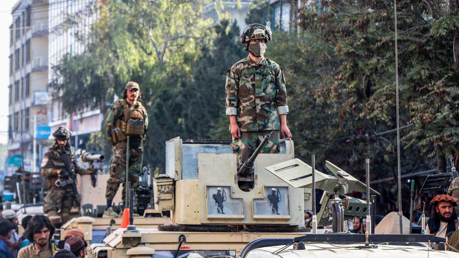 قصف عنيف واشتباكات دامية.. الحدود الباكستانية-الأفغانية تشتعل مجدداً (فيديو)