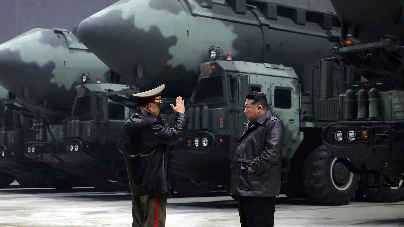 زعيم كوريا الشمالية يتفقد خط إنتاج جديد للصواريخ