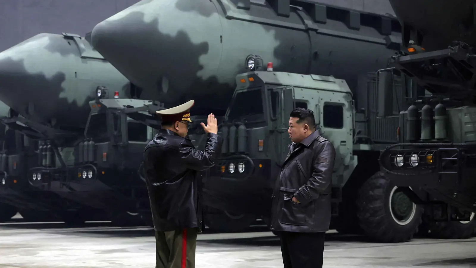 زعيم كوريا الشمالية يتفقد خط إنتاج جديد للصواريخ