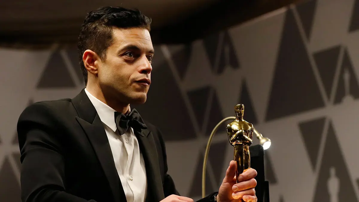 بعد حصوله على الأوسكار.. المصري رامي مالك قلد النجوم فأصبح الأفضل عالميًا
