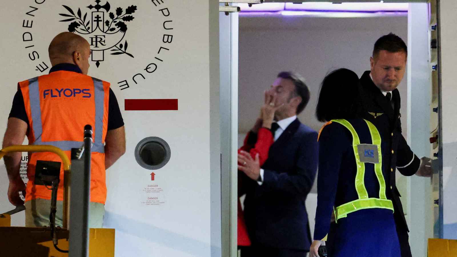 خبيران في لغة الجسد يفنّدان رواية ماكرون حول صفعة زوجته