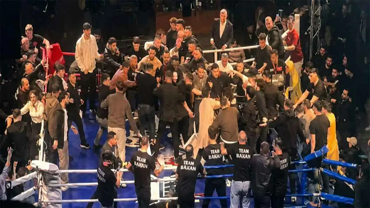 تسللوا للحلبة.. مباراة ببطولة العالم للملاكمة تتحول لساحة شجار (فيديو)