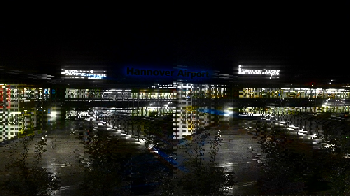 ألمانيا.. إغلاق مطار هانوفر بعد اقتحام رجل بسيارته منطقة توقف الطائرات