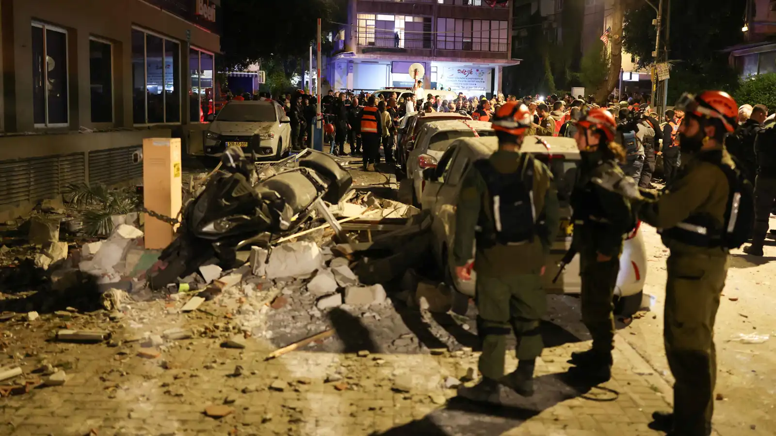 رداً على اغتيال لاريجاني.. إيران تطلق 100 صاروخ على إسرائيل (فيديو)