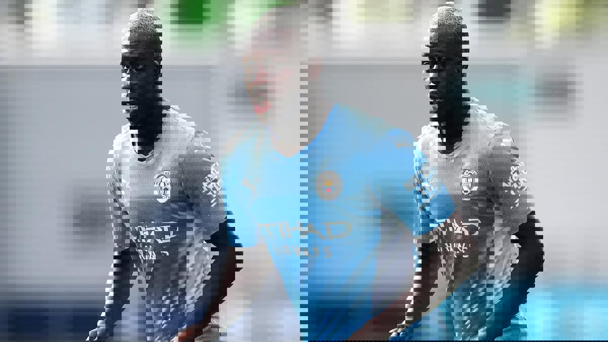 ذا صن: بنجامين ميندي مدافع مانشستر سيتي سيظل في الحبس حتى العام المقبل