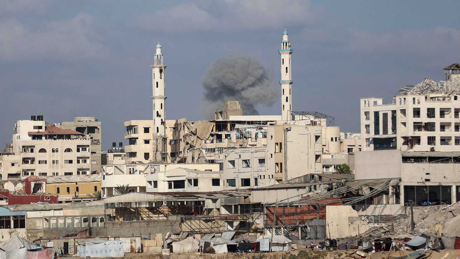 مقتل 44 فلسطينيًا في غارات إسرائيلية على غزة (فيديو)