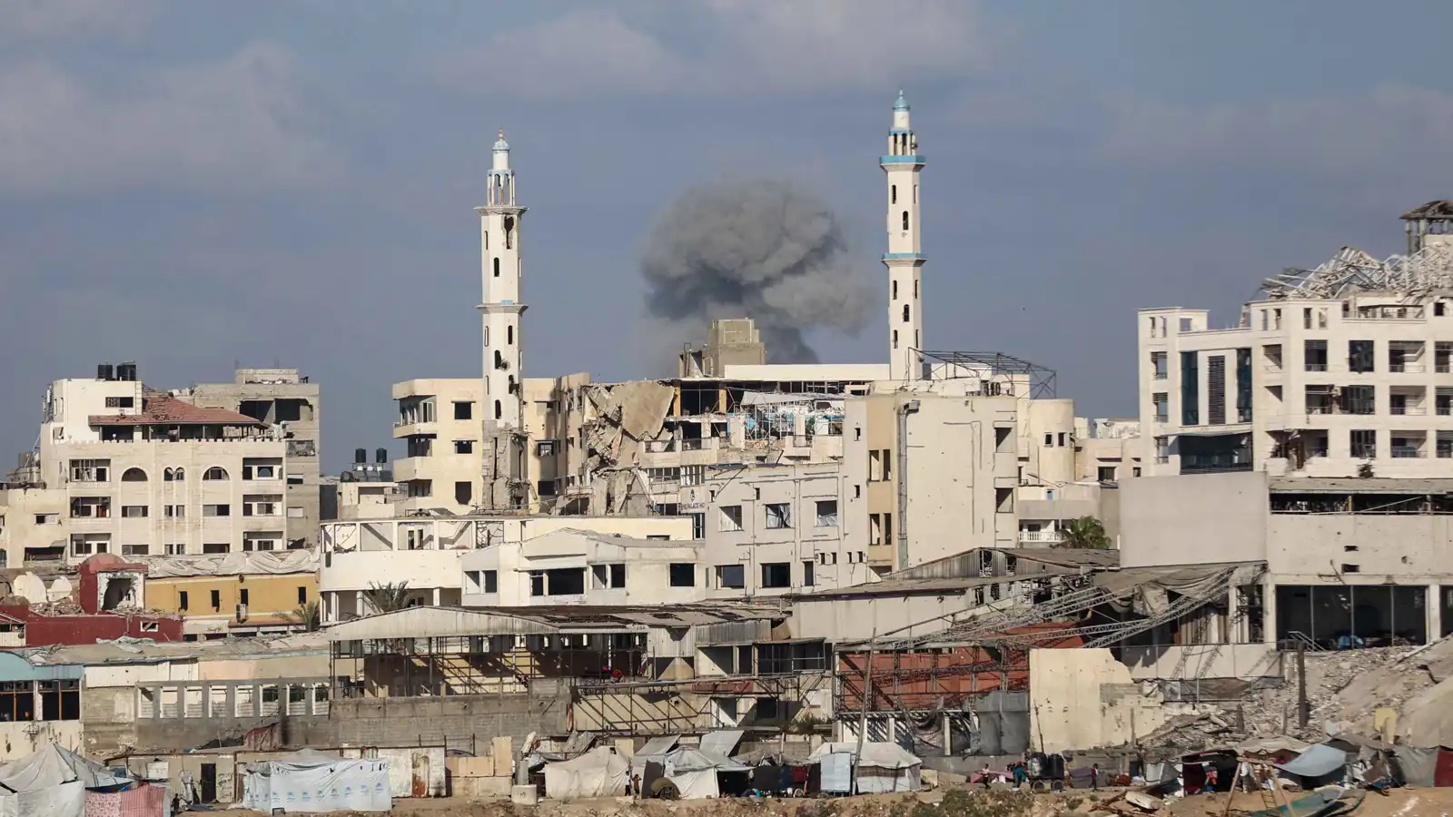 مقتل 44 فلسطينيًا في غارات إسرائيلية على غزة (فيديو)