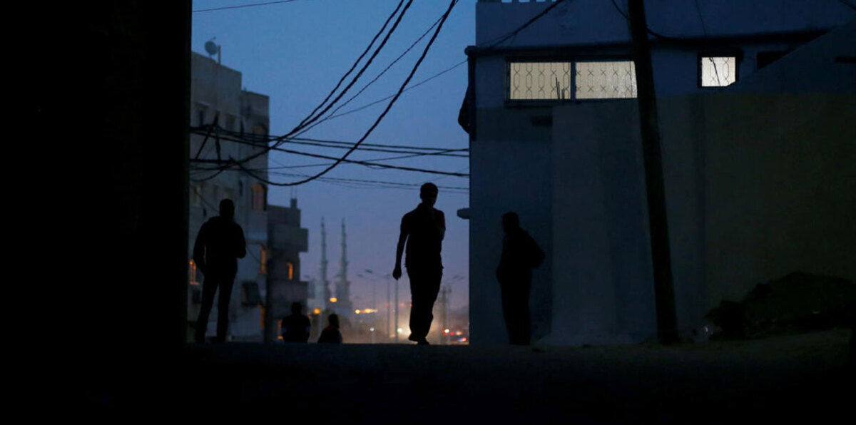 طرابلس "تغرق في الظلام" بعد سيطرة مسلحين على محطتي كهرباء