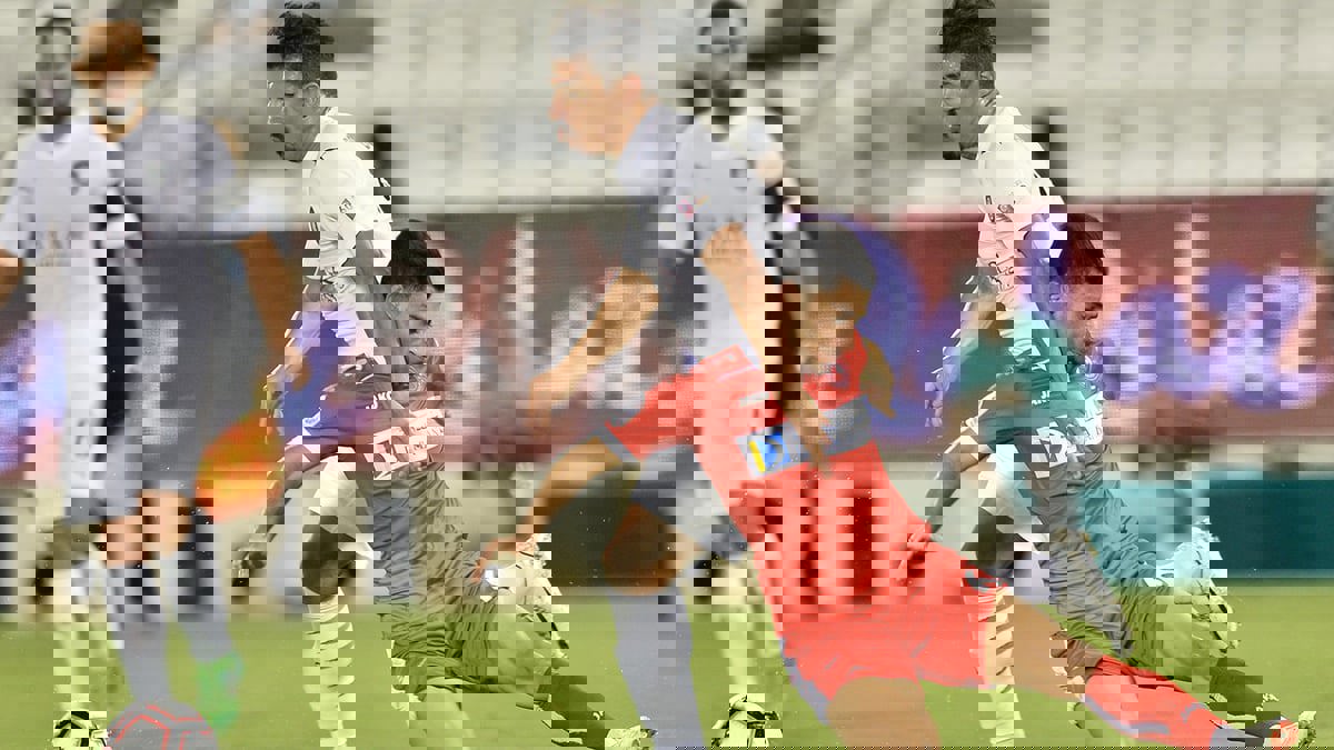 بغداد بونجاح ينفعل على مدربه عقب تبديله بمباراة السد وقطر (فيديو)