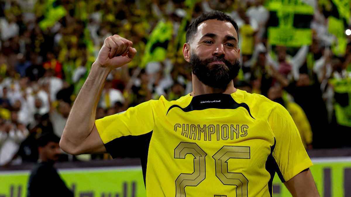 شقيق كريم بنزيما يصدم أسطورة الاتحاد السعودي (صورة)